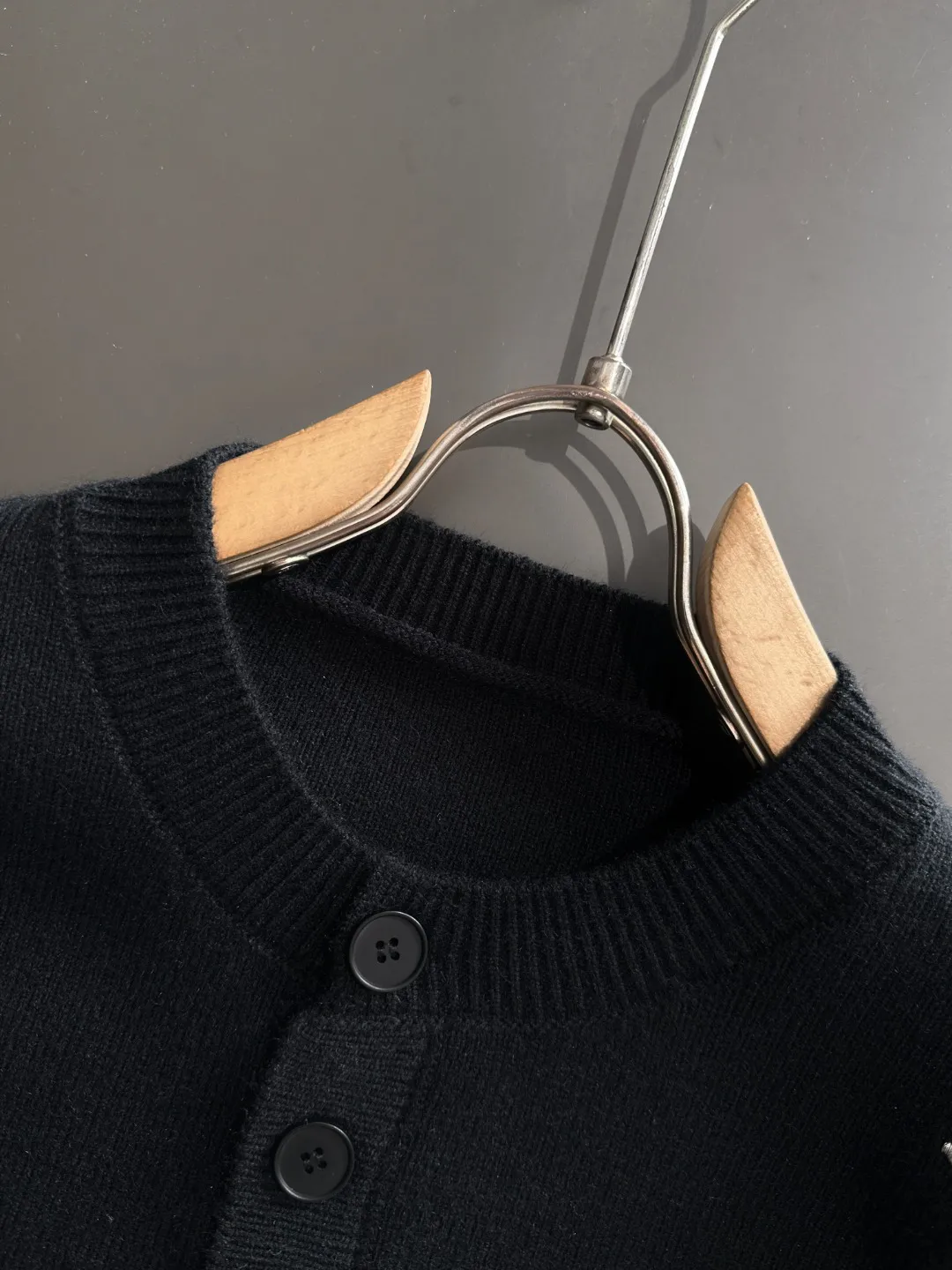Next day shipping P360 Big Goose 2025 official website latest winter sweater, popular items are on sale at the counter simultaneously! Specially made of wool blended fabric. It feels comfortable and can be directly in contact with the skin. The logo badge is exquisitely embroidered, which is extremely eye-catching! The details highlight the fashionable charm of big brands. Exquisite workmanship. Three-dimensional cutting style. The wearing effect is invincible and handsome! All three standards are complete! Size: M-2XL